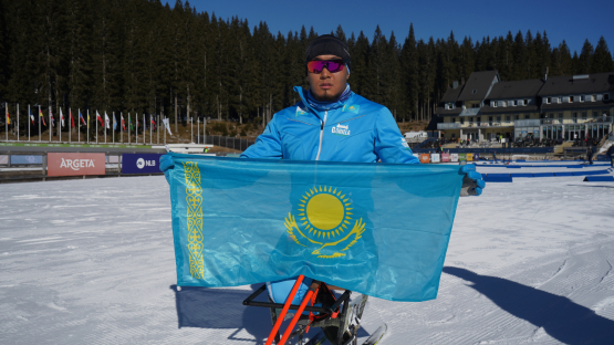 Знаменосец Казахстана на ОИ-2026 выиграл медаль Кубка мира по парабиатлону