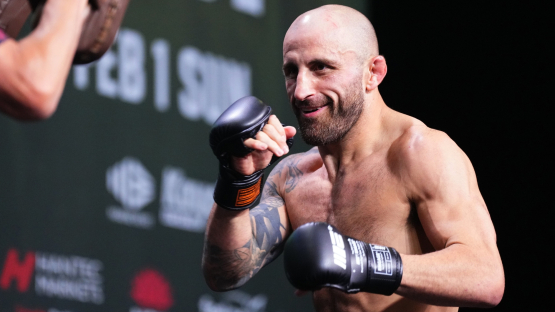 Волкановски защитил титул в бою с Лопесом на UFC 325