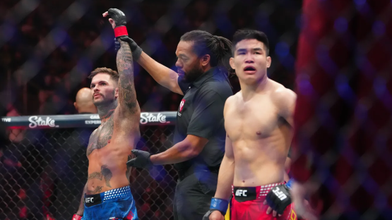 Бывший чемпион UFC победил впервые за 2 года в скандальном поединке