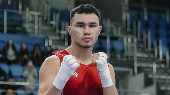 Скандал? Казахстанский боксер взял раунд, но проиграл бой чемпиону мира из Узбекистана на ЧА-2026