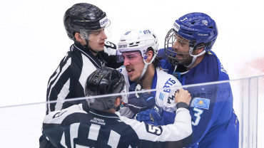 ХК Барыс. Максим Комтуа и Иан Маккошен с судьями