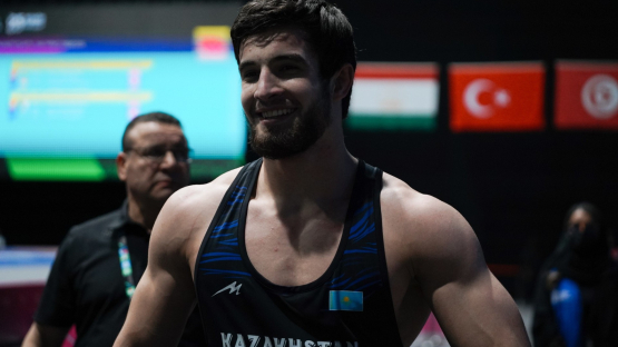Чемпион мира по борьбе из Казахстана эффектно победил японца и вышел в полуфинал ЧА-2026 (ВИДЕО)