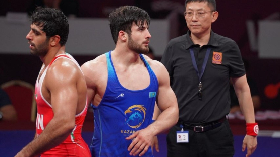 Чемпион мира из Казахстана выступил против олимпийского чемпиона на ЧА-2026 по борьбе