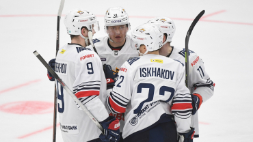 ХК Металлург. Никита Михайлис (№11) и Валерий Орехов (№9)