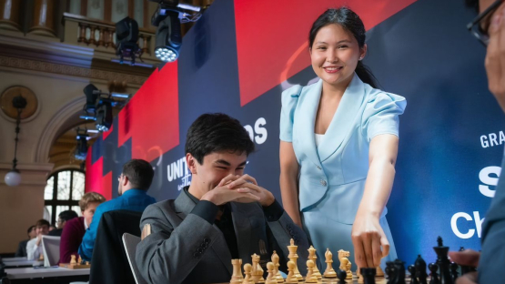 Асаубаева сделала первый ход в партии Синдарова на турнире Grand Chess Tour. Это шахматная Лига чемпионов