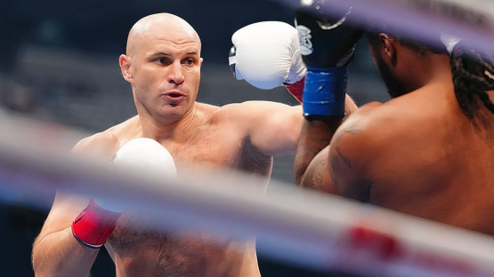 Дебют Казахстана в боксерском промоушене от UFC и Даны Уайта: видео нокдауна и победы