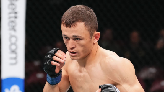 Бекзат Алмахан уступил Жану Мацумото на турнире UFC Баку