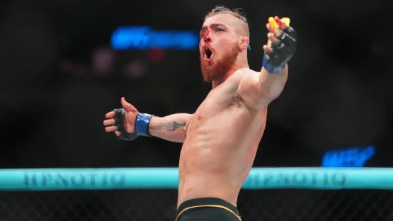 Экс-чемпион казахстанской лиги нокаутировал соперника на турнире UFC в Баку 