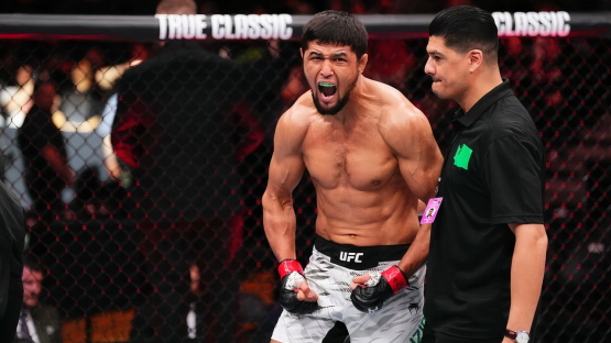 Узбекистанский боец Нурсултон Рузибоев задушил россиянина на турнире UFC в Баку