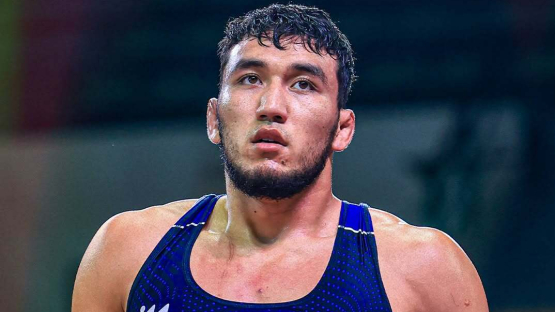 Чемпион мира по борьбе Ризабек Айтмухан снялся с полуфинала турнира в Венгрии. Известна причина