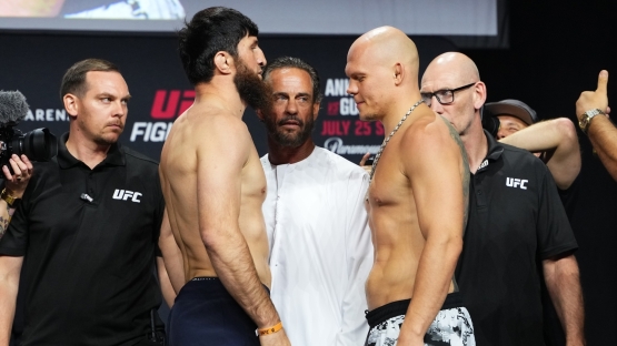 Магомед Анкалаев нокаутировал Богдана Гуськова в главном бою UFC в Абу-Даби. Видео