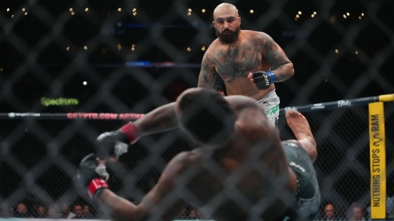 Величайший апсет в истории UFC! Как военный вырубил олимпийского чемпиона за 12 секунд