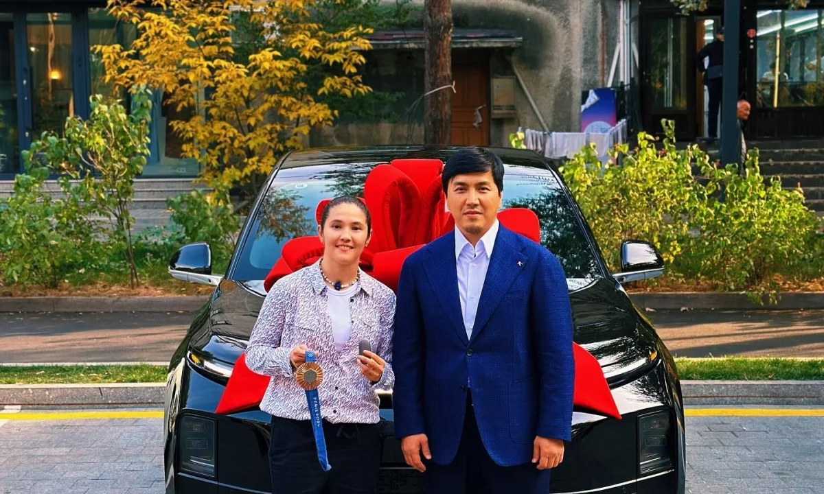 Бронзовой призерке Олимпиады-2024 из Казахстана подарили третий автомобиль. Две машины она уже выставила на продажу