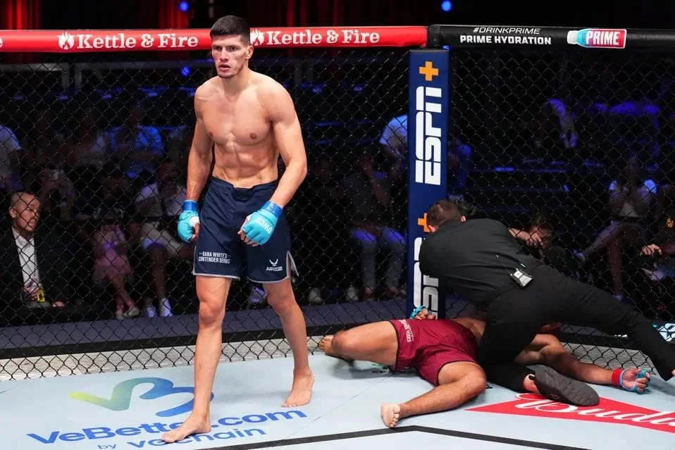 Чеченец, работающий моделью Versace подписал контракт с UFC 