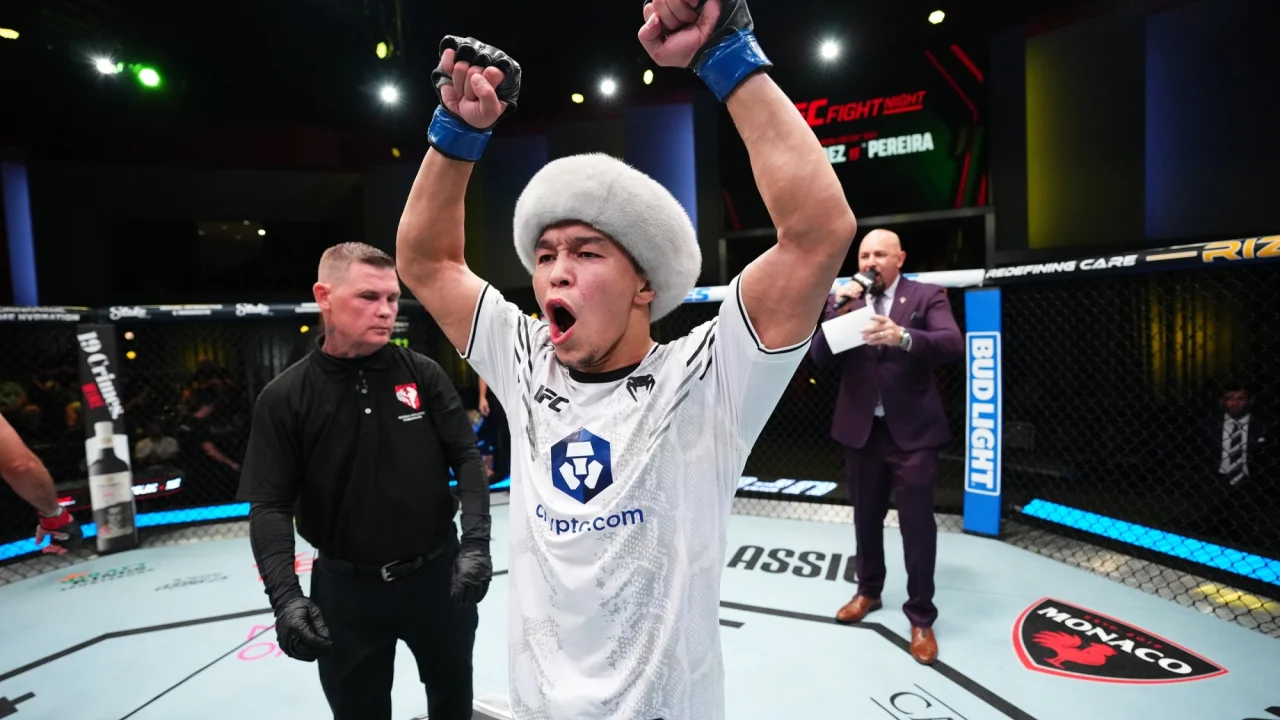 Асу Алмабаев победил бойца из топ-7 рейтинга и вышел на 4-0 в UFC! Казахстанец обратился к Дане Уайту  