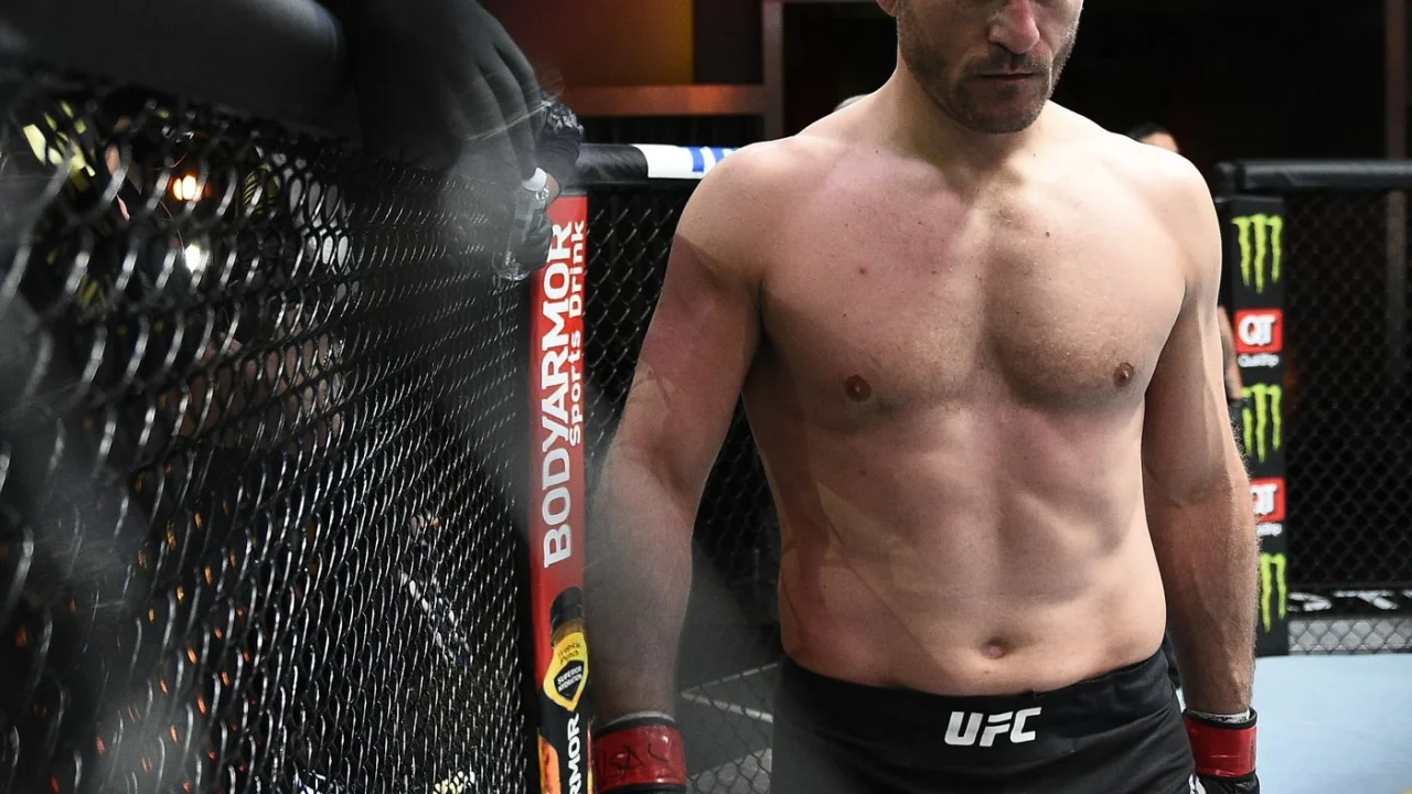 Величайший тяжеловес в истории UFC закончил карьеру!