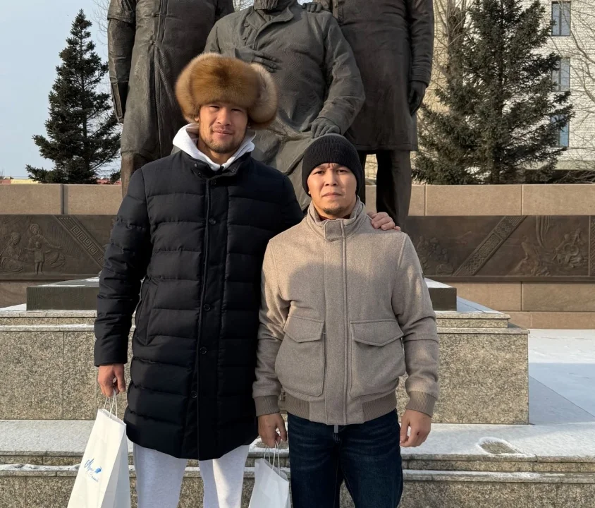 Шавкат Рахмонов и Асу Алмабаев получили в подарок автомобили в Семее