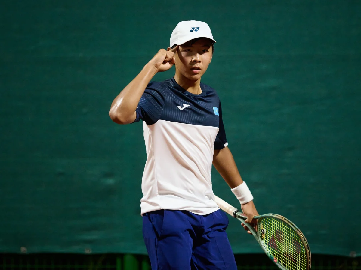 Мен клиторымды саусақпен басып жатырмын