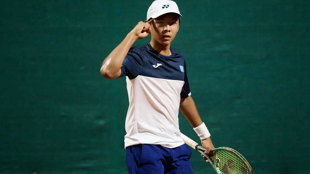 16-летний казахстанец стартовал с победы на юниорском Australian Open