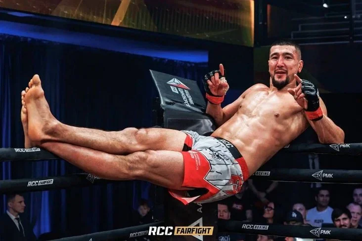 Скандал случился в дебютном бою казаха с экс-бойцом UFC