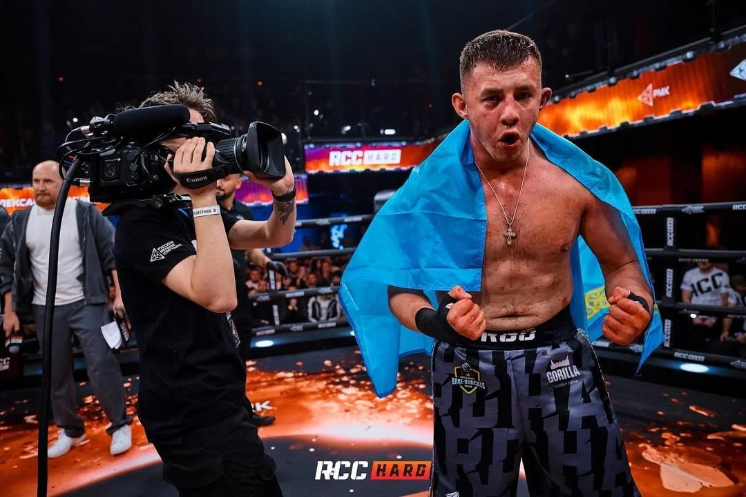 Казахстанец пережил нокдаун, но стал чемпионом лиги и заработал миллион