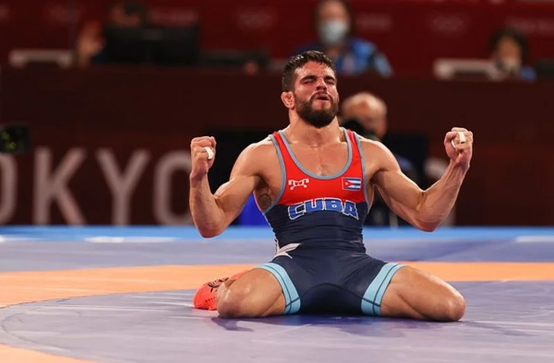Олимпийский чемпион из Кубы обманом выиграл схватку (ВИДЕО)