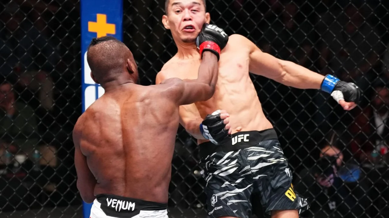 Асу Алмабаев прокомментировал поражение в историческом бою UFC