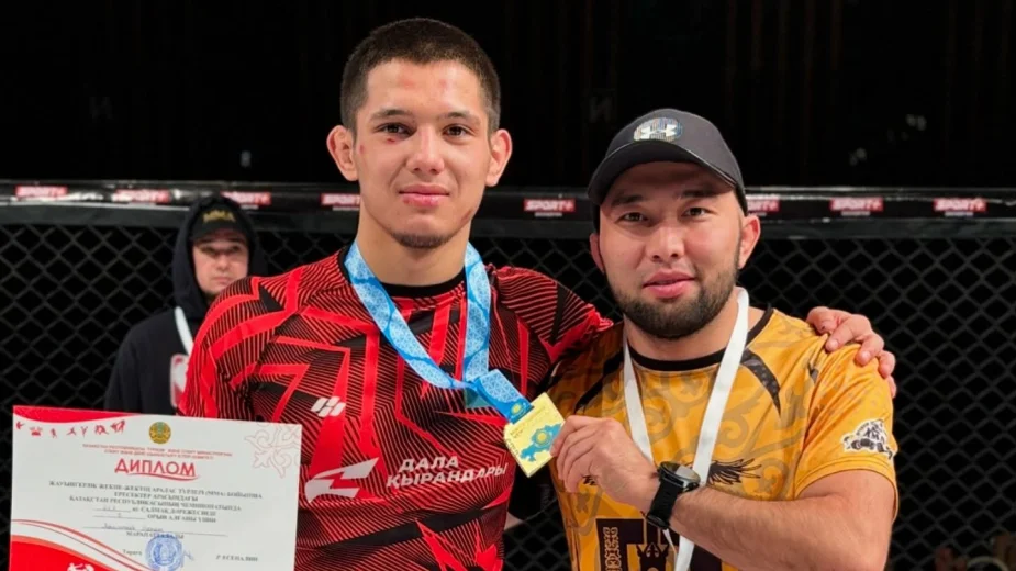Боец из Казахстана потренировался с чемпионом UFC и подарил ему шоколад (ВИДЕО)