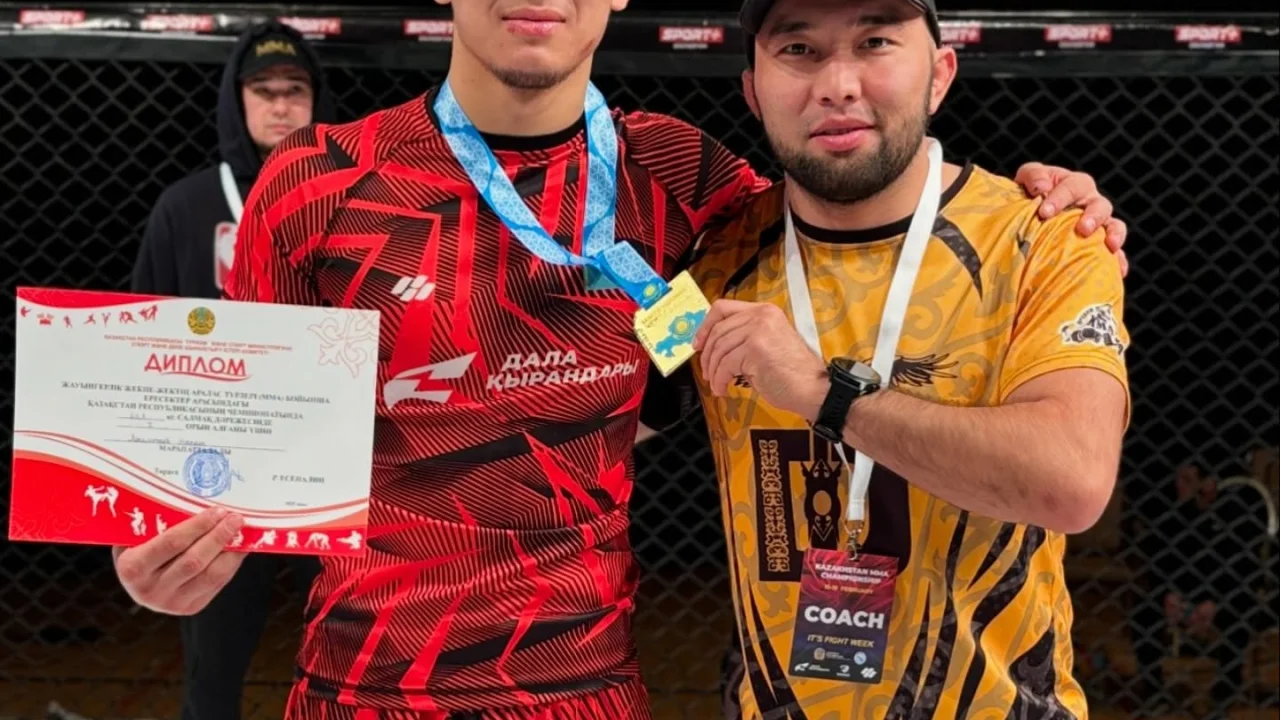 Боец из Казахстана потренировался с чемпионом UFC и подарил ему шоколад (ВИДЕО)