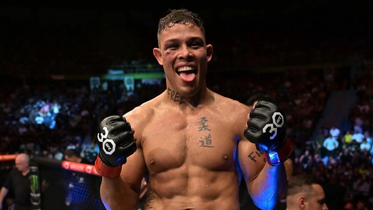 "Боевой ботаник", претендующий на титул UFC в среднем весе, получил новый бой 