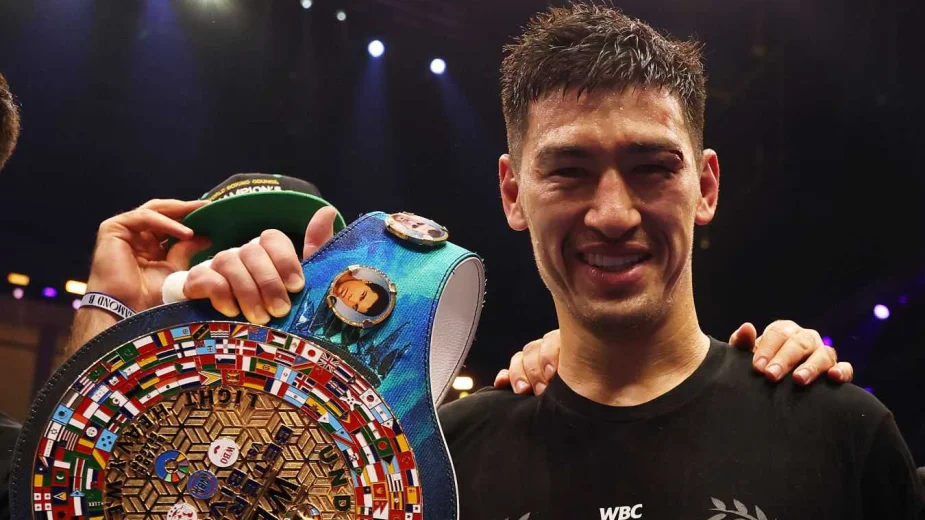 Дмитрий Бивол отказался от титула чемпиона мира