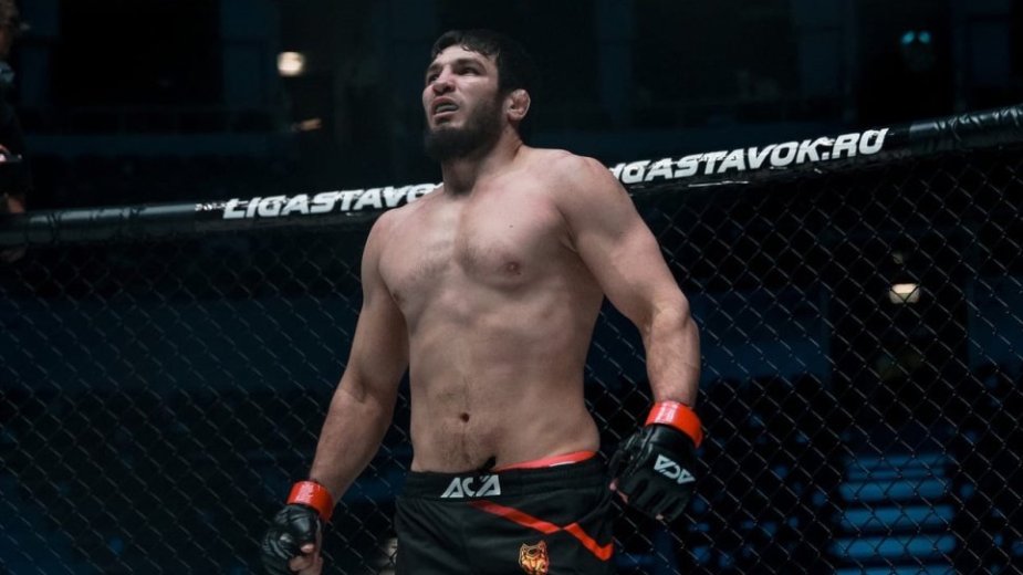Казахстанец порвал бицепс в поединке против экс-бойца UFC. Видео