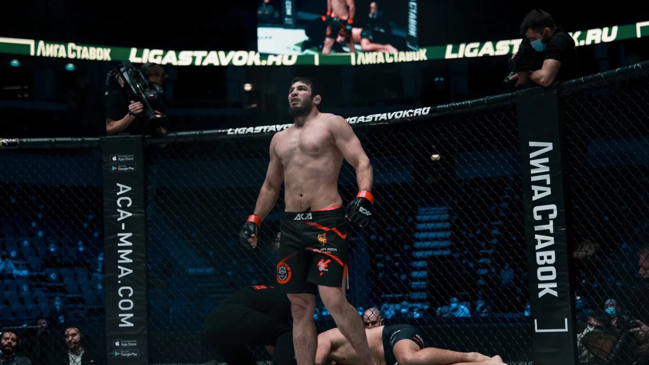 Казахстанец порвал бицепс в поединке против экс-бойца UFC. Видео