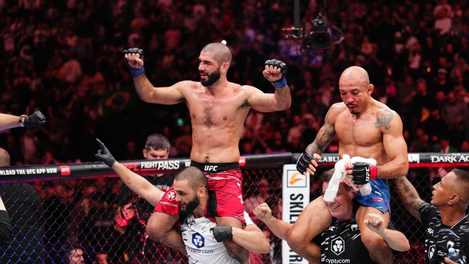 Бывший двукратный чемпион UFC проиграл и во второй раз завершил карьеру (ВИДЕО)