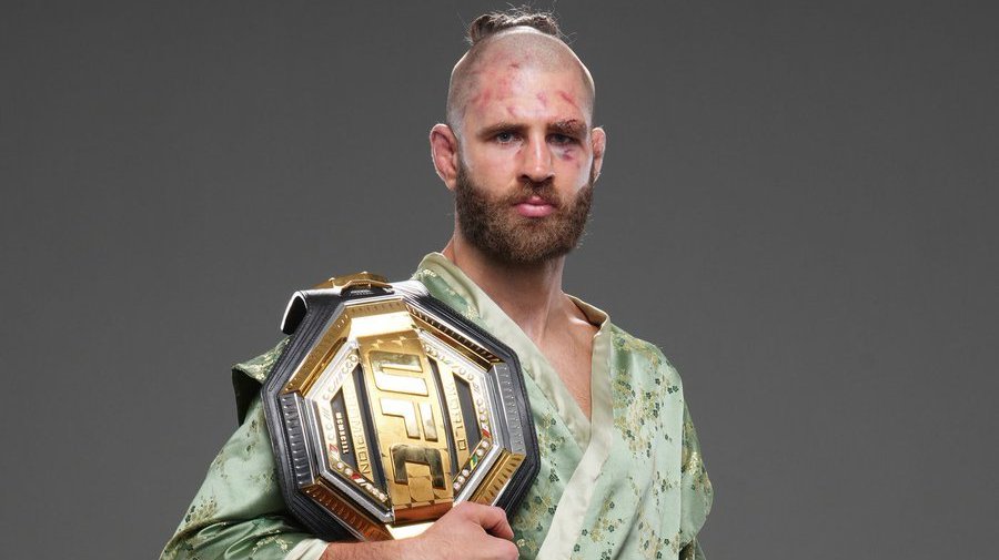 Бывший чемпион UFC отказался от боя ради экзаменов в университете 