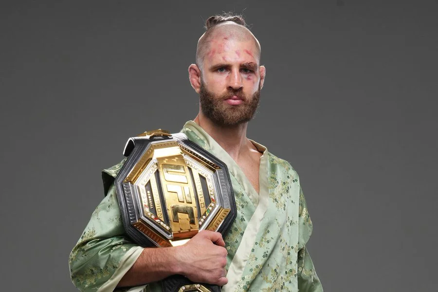 Бывший чемпион UFC отказался от боя ради экзаменов в университете 