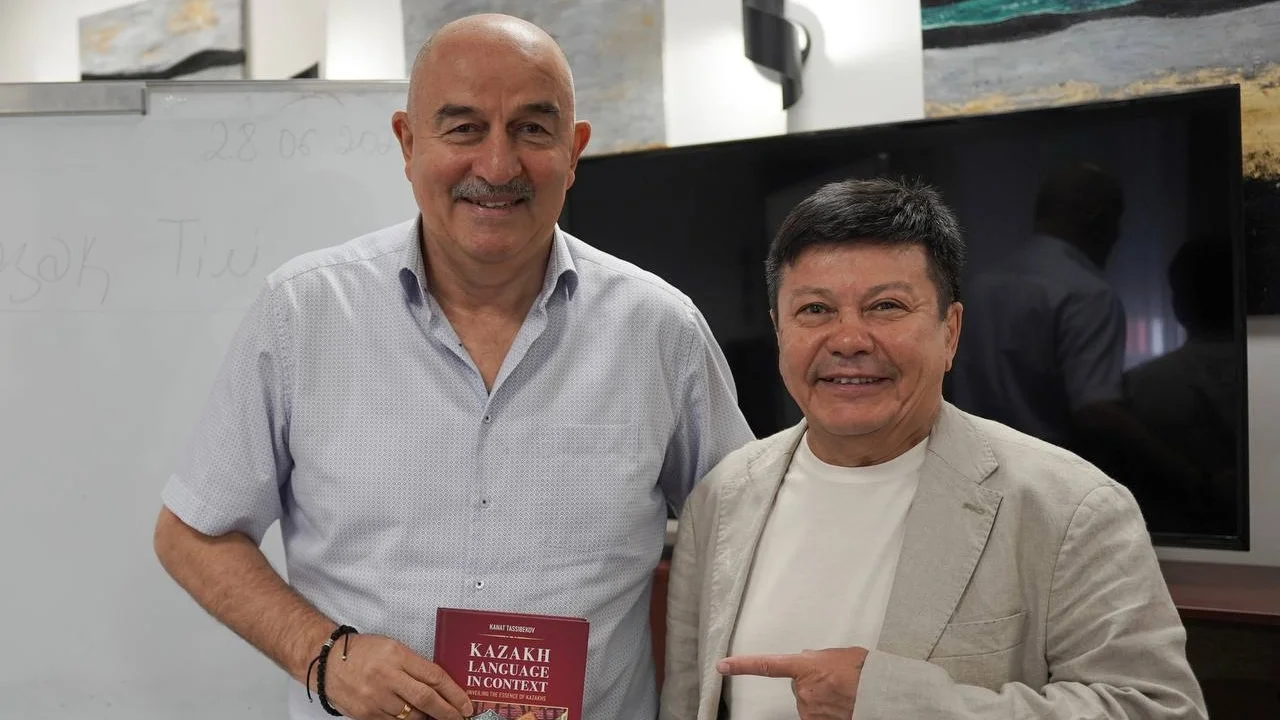 Черчесов устроил скандал из-за казахского языка. Федерация записала его на курсы 