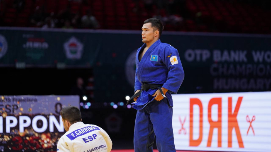 Казахстанец уничтожил чемпиона мира за 10 секунд на ЧМ-2025!