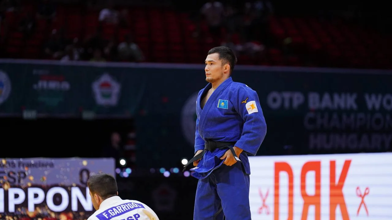 Казахстанец уничтожил чемпиона мира за 10 секунд на ЧМ-2025!