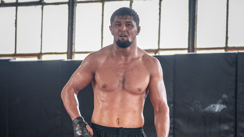 Боец из Узбекистана выступит в карде у Хамзата Чимаева в UFC