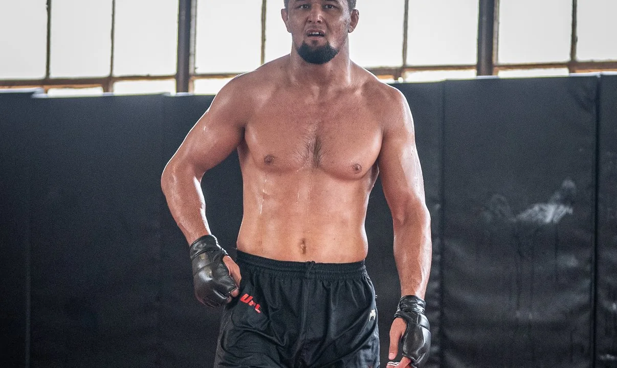 Боец из Узбекистана выступит в карде у Хамзата Чимаева в UFC