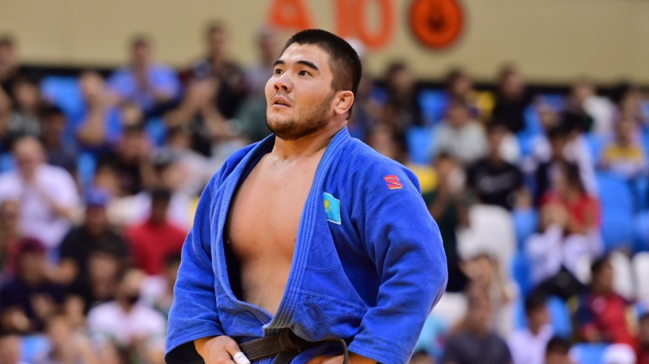 Казахстанец проиграл досрочно олимпийскому чемпиону