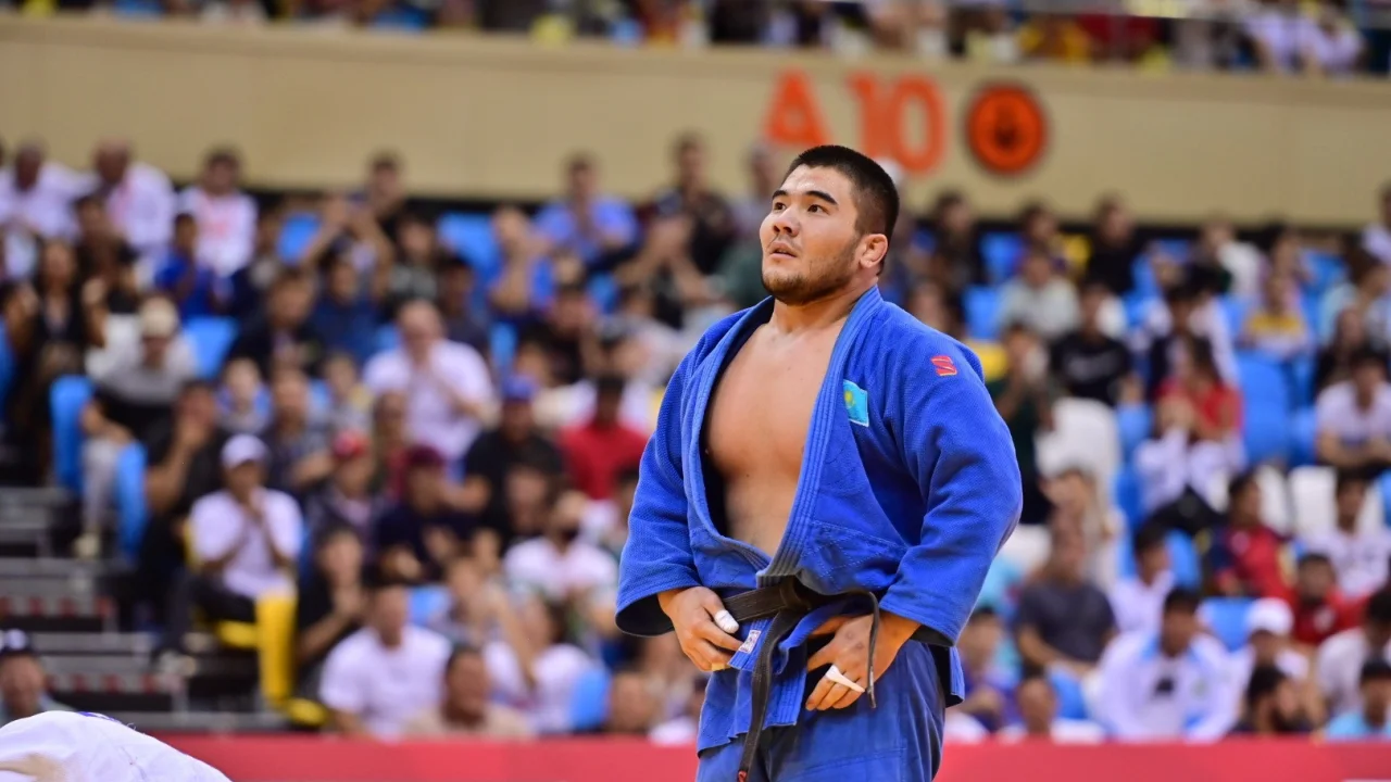 Казахстанец проиграл досрочно олимпийскому чемпиону