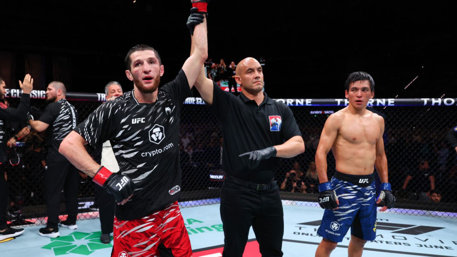 Чемпион UFC восхитился казахами после третьего боя Азата Максума в UFC