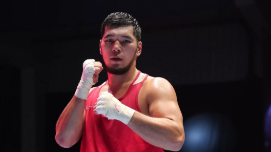 Olympic.kz | Айбек Оралбай победил доминиканца на старте World Boxing в Астане