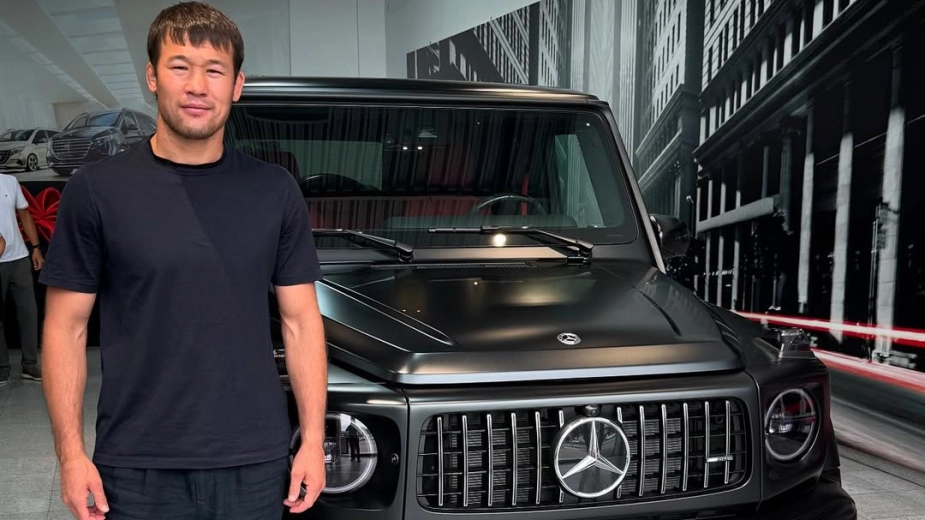 «Если сам себе не подаришь G-Class - никто не подарит». Шавкат Рахмонов показал новый автомобиль