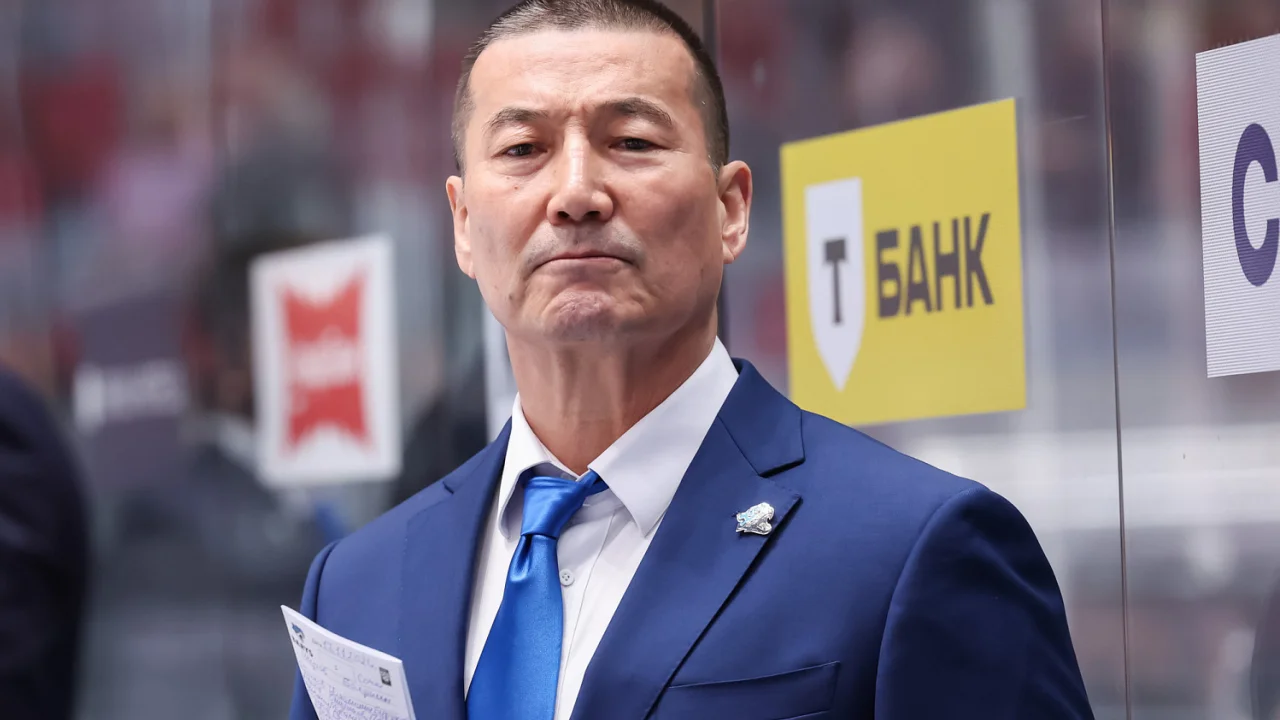 "Барыс" назначил и.о. главного тренера, но пока не уволил главного. Что происходит? 