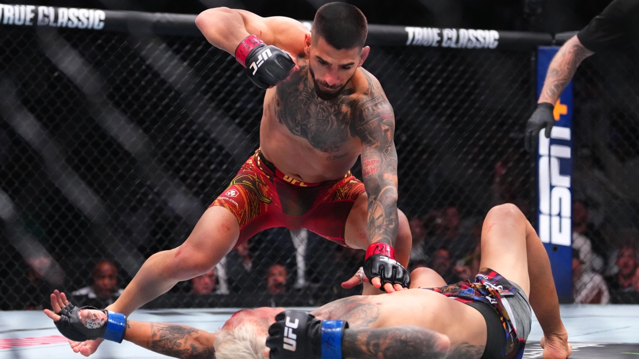 Чемпион UFC Илия Топурия хочет бой с победителем Канело - Кроуфорд