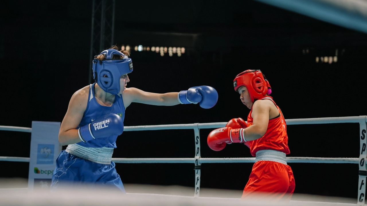 Казахстанка нокаутировала соперницу и вышла в полуфинал ЧА