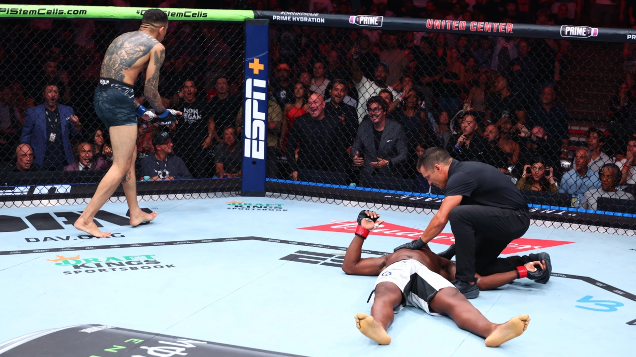 Два подряд нокаута с локтя на UFC 319 🤯 Видео побед Карлоса Пратеса и Леона Мерфи